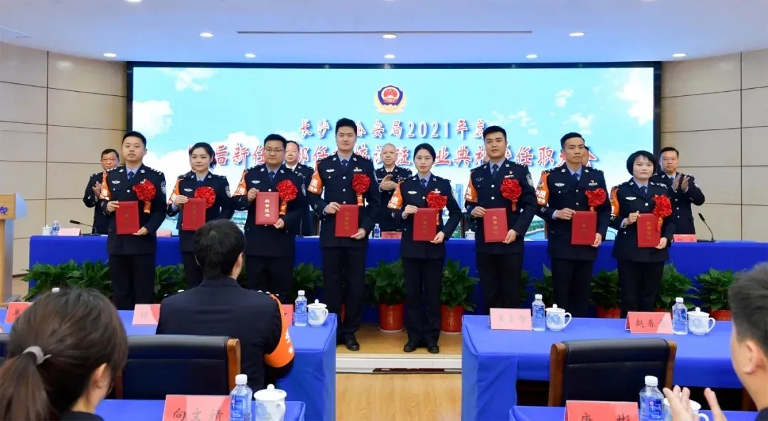 与会领导为优秀班干部和优秀学员颁发荣誉证书