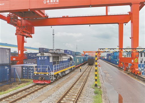 　　8月13日，X8426次中欧班列从长沙国际铁路港开出。湖南日报记者 童迪 摄