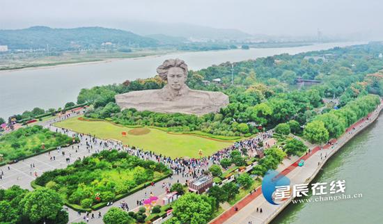  （十一国庆节期间，长沙橘子洲景区游人如织。星辰全媒体记者 陈诚/摄。）