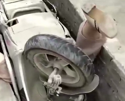 女子骑摩托倒栽葱翻进沟 消防：原因只有她自己知道