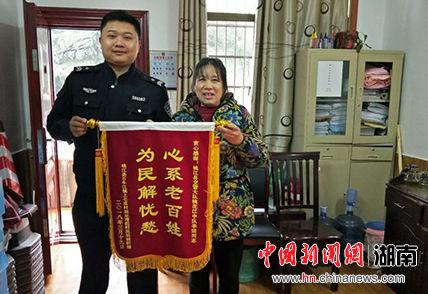 湖南桃江交警冒雪送老人后获赠锦旗表彰。