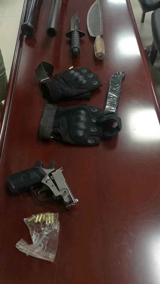 警方收缴的涉案道具和枪支。长沙警方供图