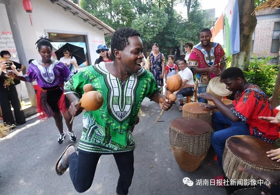 6月15日，河村非洲文化园，艺人们为游客演奏非洲民族乐器。