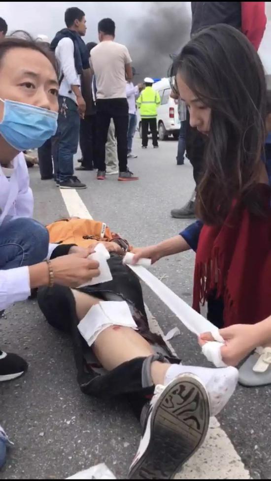 救护车赶到后,周炜协助医务人员对伤者实施急救。图片由周炜丈夫提供