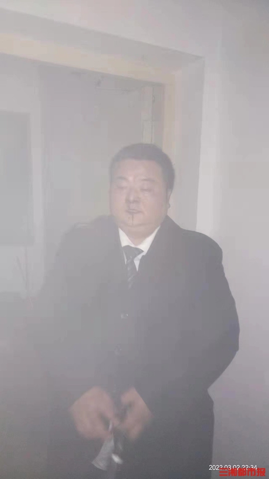 （看到屋内已经没有明火，被浓烟熏得一身“黑不溜秋”的肖兵从卧室内出来透气。受访者供图）