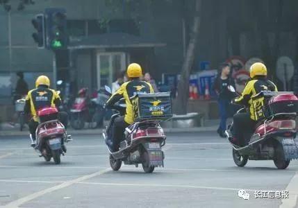 岳阳每月10余起送餐员发生交通事故 均因交通违法引起