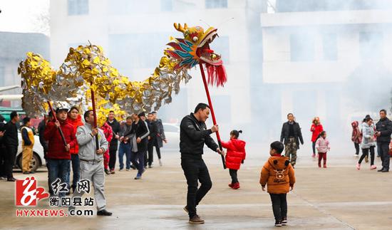 衡阳县非遗“九市稻草龙”走村串户贺新春