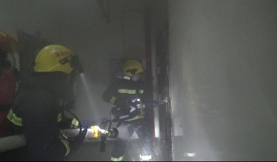 新化一高层建筑起火 消防员疏散被困 200 多人
