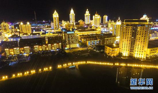 8月28日无人机拍摄的满洲里市中心夜景。满洲里市位于呼伦贝尔大草原腹地。 新华社记者彭源摄