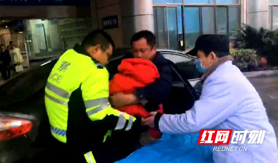 争分夺秒！常德交警上演“生命接力” 护送危重病人