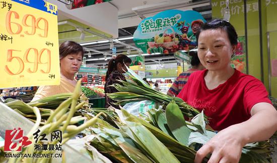 市民正在选购粽叶。