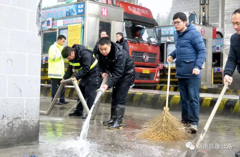 ▲春运来临前，茶峒收费站工作人员开始冲洗车道，为司乘人员提供干净舒适的行车环境