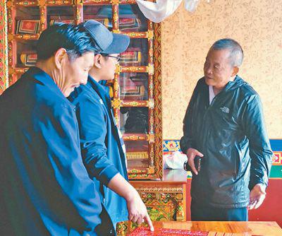 胡彬彬(右一)在西藏墨竹工卡县一户农民家中访谈。资料照片