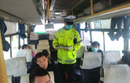 2月5日,宁乡县公安局交警大队民警对运营车辆进行检查。