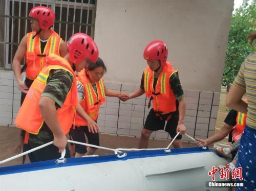 6月18日晚至19日早上，湖北当阳市普降暴雨，部分居民被困，当阳市消防官兵紧急出动转移被困群众。刘邦沛 摄