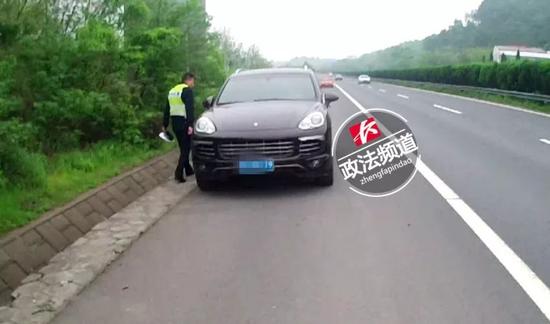 衡阳高速路段一保时捷停在应急道 车主翻护栏去扫墓