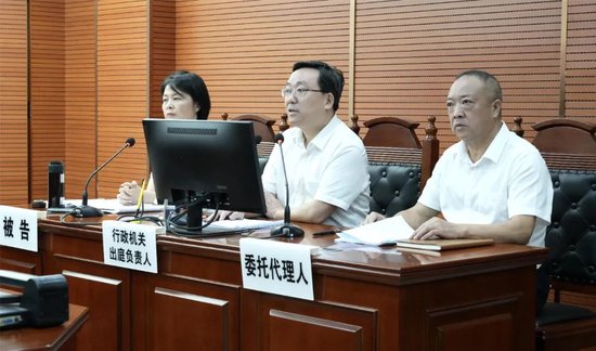 ▲市人民政府党组成员、副市长罗绍昀作为行政机关负责人出庭应诉