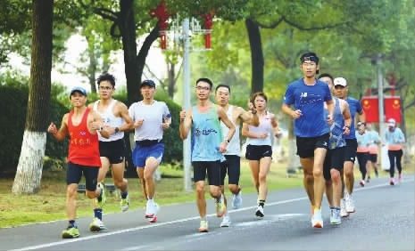 在长沙马拉松线下赛缺席的日子里，长沙各大跑团约跑训练，热度不减。受访者 供图