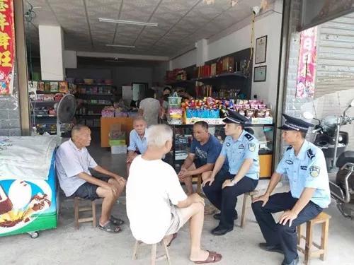 /图为办案民警向村民宣讲安全意识/