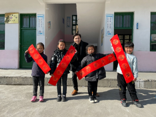 (在凤凰县翻天娃希望小学,教孩子们写春联)