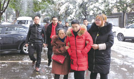 失散23年后归来 一家人终团聚