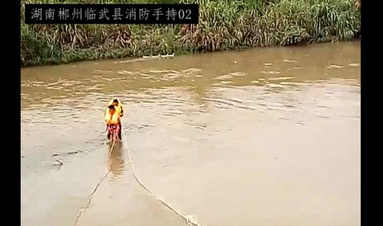 郴州两名孩子相约游泳 下水后才发现自己不会游被困