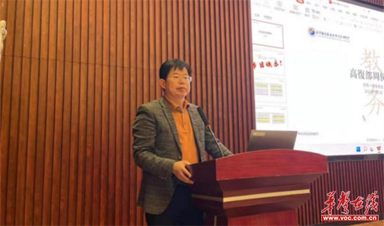 凌海清在洋沙湖中学高复部周例会上发言。