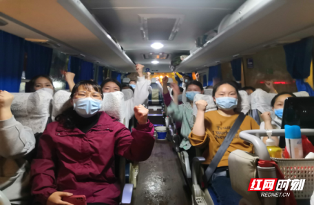 一支由20名专业医务人员组成的衡东县援邵核酸采样队紧急驰援邵阳，共克时艰。