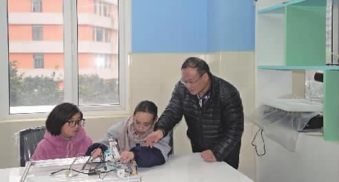 3月19日,长沙市周南梅溪湖中学高三学生温馨利用课余时间,在老师秦有才的指导下进行实验。实习生 张娜 记者 陈舒仪 摄