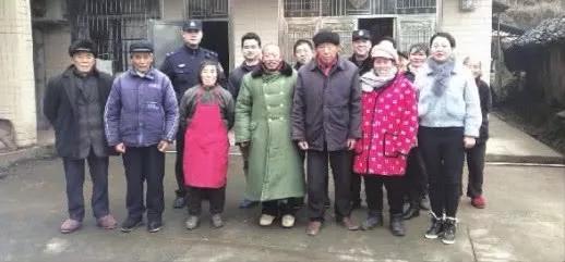 1月13日,常德鼎城区尧天坪镇,盆某英前排右二回到了离开24年的家。图/受访者提供