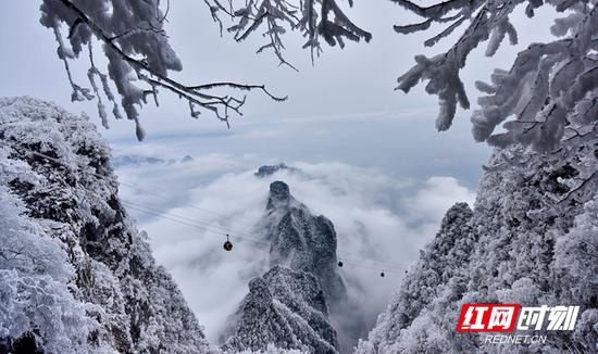 天门山雪景 张潘/摄