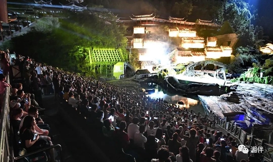 7月8日晚，张家界天门山峡谷大剧场座无虚席，大型山水实景音乐剧《天门狐仙·新刘海砍樵》今年首演。