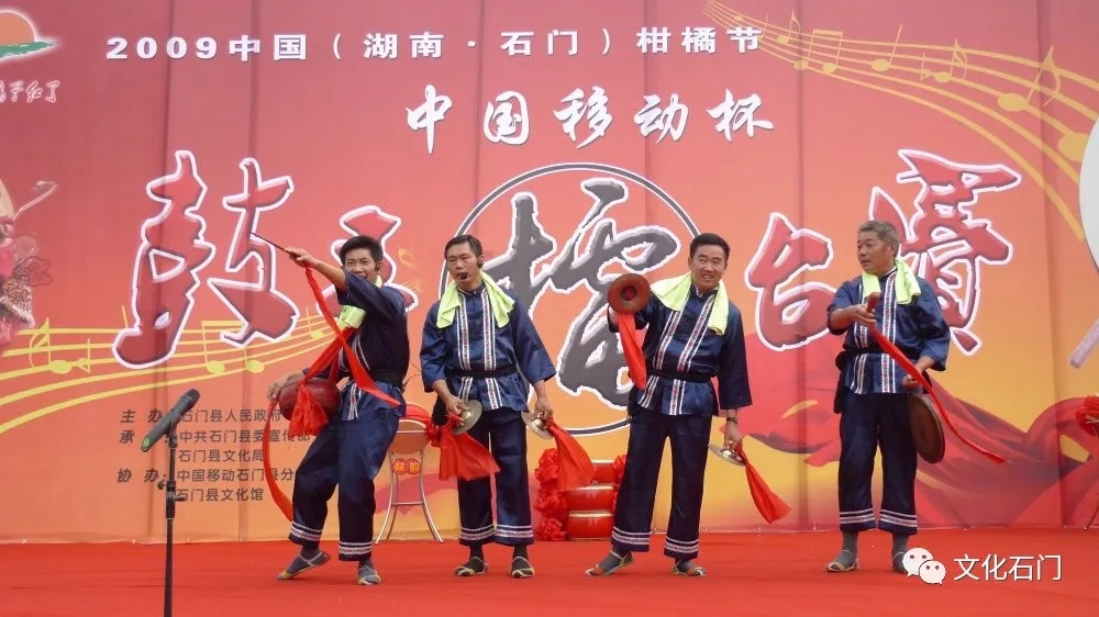 薅草锣鼓节目在石门县鼓王擂台赛上获金鼓王奖(万里 拍摄)