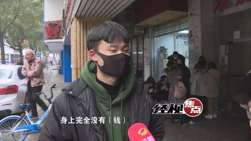 小伙扮客人卖力热场 酒吧欠薪关门白蹦两月？