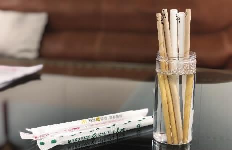 奶茶店使用的纸吸管。
