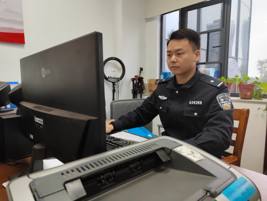 2月5日,株洲茶陵县公安局政工室民辅警正在办公室整理文字,整理编稿,第一时间讲述警察故事,传播公安声音。