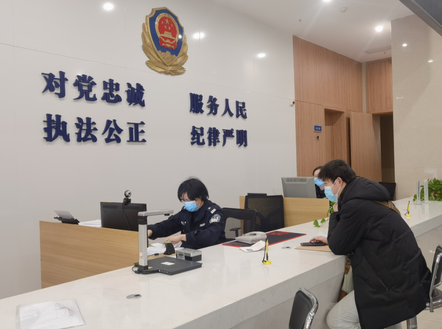 2月5日,湘潭市公安局雨湖分局节日不打烊,为办证群众开通节日窗口。