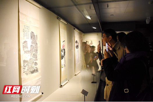 元旦期间,“故里山花此时开”齐白石作品回乡展在湘潭市博物馆开展,展览将持续到2019年2月26日。