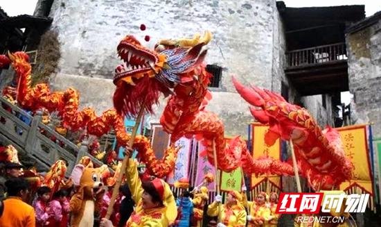洪江区“洪福洪江年”春节舞龙活动。资料图