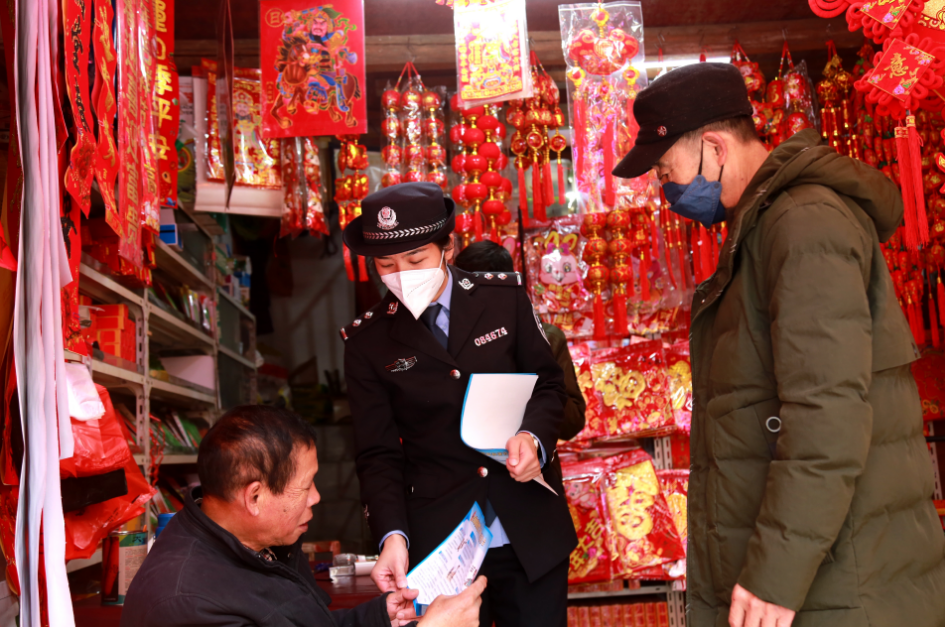 元宵节前夕,通道县公安局组织民辅警来到双江镇城东大市场集市,进商铺发放反诈骗手册。