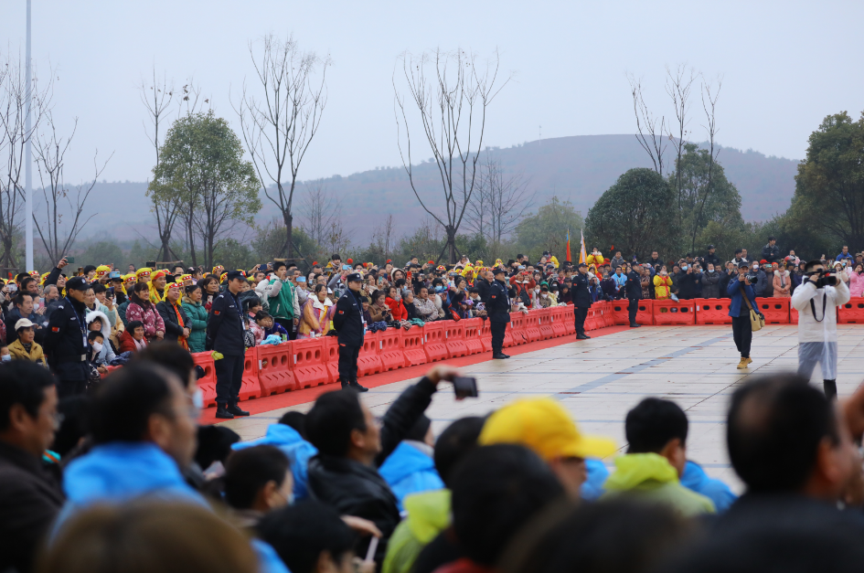 2月5日,祁阳市元宵节系列庆祝活动在唐家山油茶文化园隆重举行,祁阳市公安局进行安全保卫工作。