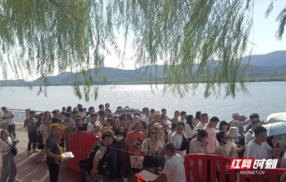 国庆期间,在长沙橘洲旅游码头等候乘船的游客。