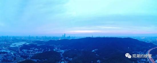 清晨四点的岳麓山,东望大学城与长沙城区。
