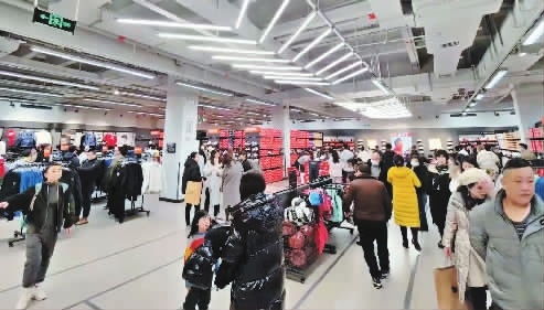 受春节和冬奥会双重因素影响,春节假期期间长沙市场上羽绒服、运动服饰销量大增。受访者 供图