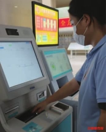  陪诊师张媛在医院陪诊。