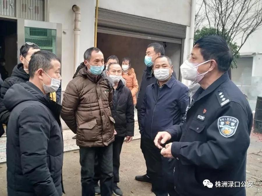 新冠疫情期间,贺天红在劝导辖区群众不要聚集