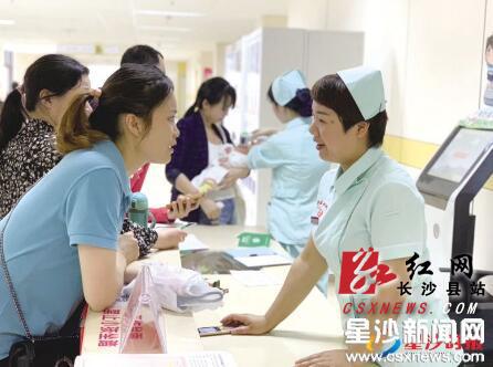  昨日，长沙县妇幼保健院举办“防控传染病，接种疫苗最有效”宣传活动，不少家长前来咨询。 医院供图