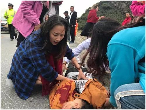 事故现场,周炜正在对伤者进行紧急施救。图片由周炜丈夫提供