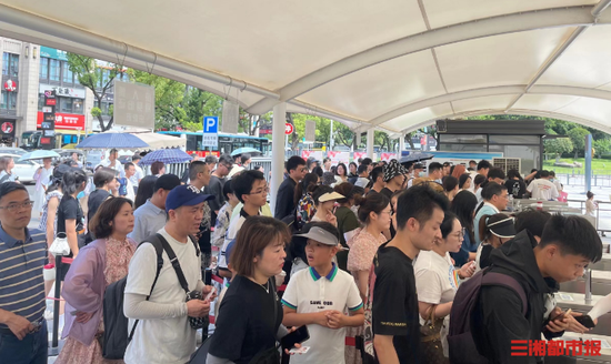 (湖南博物院入口检票现场人气满满。 曾冠霖 摄)