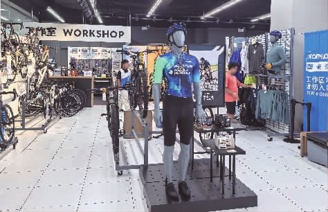 ▲消费者正在运动用品店挑选骑行服。